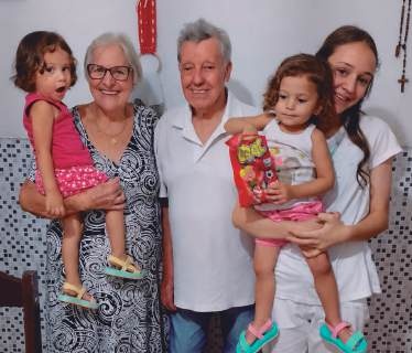 Fátima e Gabriel ao lado das netas