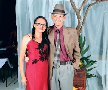 A esposa Nilda ao lado de Antônio em um evento