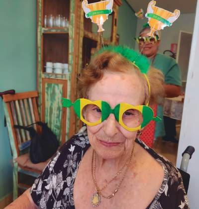Irene usando óculos decorativos em uma festa em família