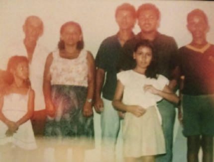 Dona Antônia ao lado do marido José e dos filhos, em fotografia antiga