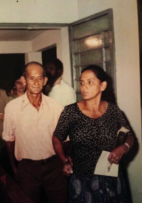 Dona Antônia caminhando ao lado do marido José na igreja