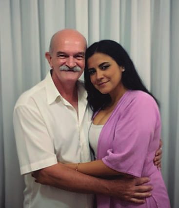 Irineu abraçado à filha Camila