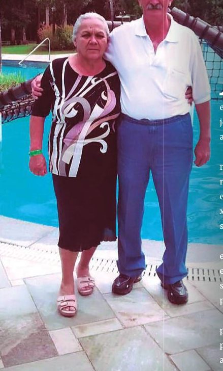 Irineu ao lado da esposa Leonilda, em frente a uma piscina