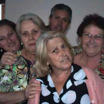 Maria Angélica ao lado dos irmãos em uma reunião de família