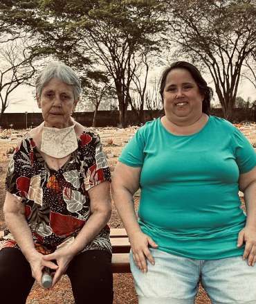 Maria Auxiliadora e Janaína no Lírios Cemitério Parque